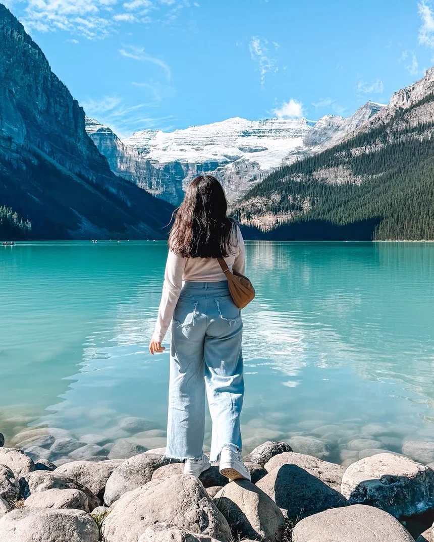 Camila de costas, diante do Lago Louise, em Banff