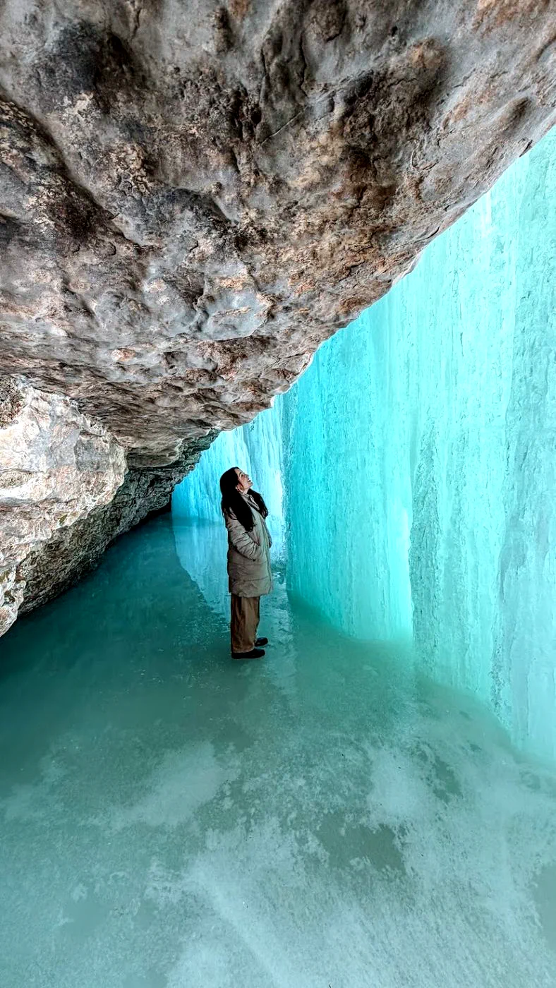Camila em uma cachoeira congelada