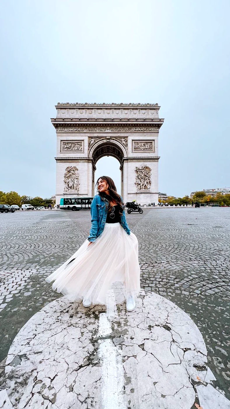 Camila diante do Arco do Triunfo, em Paris