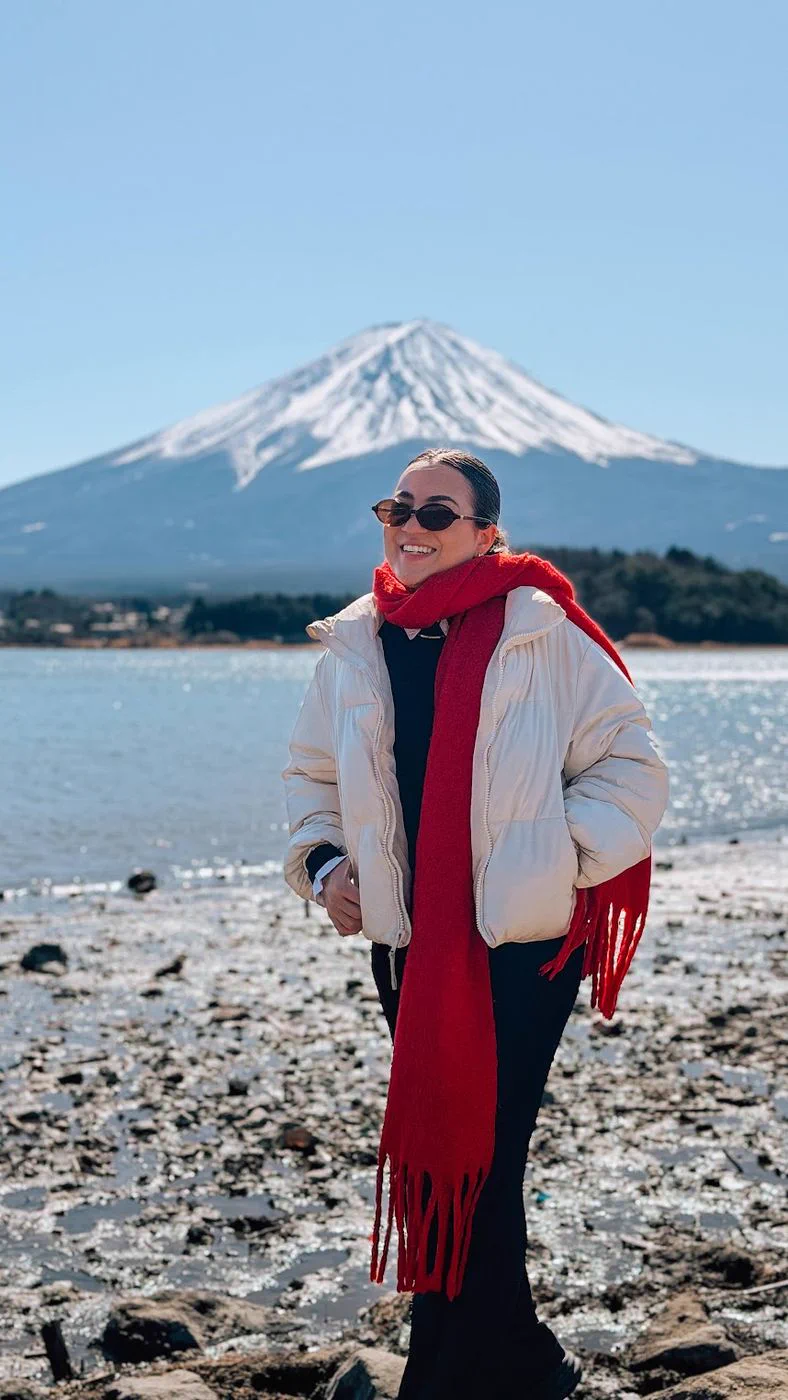 Camila diante do Monte Fuji e de um lago, no Japão